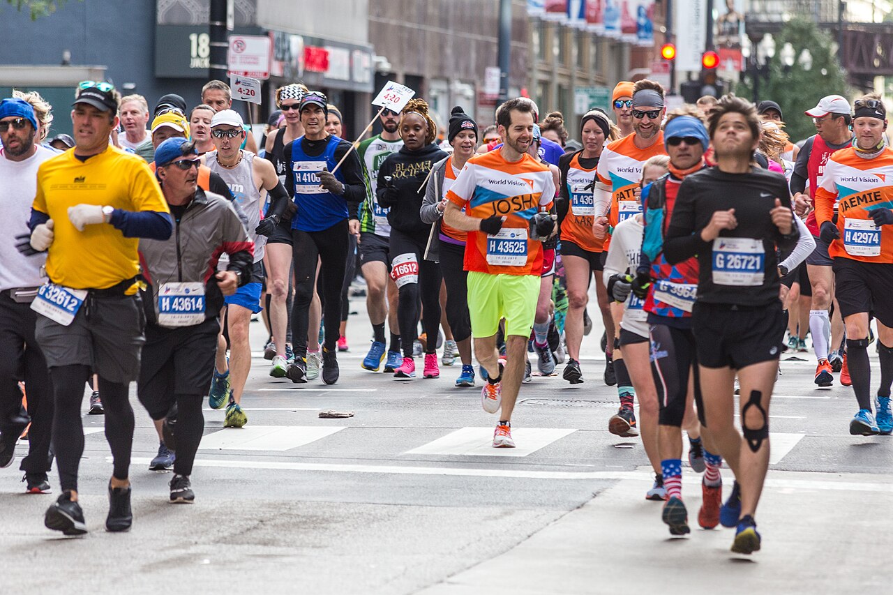 Chicago Marathon runners in 2019 wearing a mix of gloves, beanies, arm sleeves, tights and shorts on a cool morning